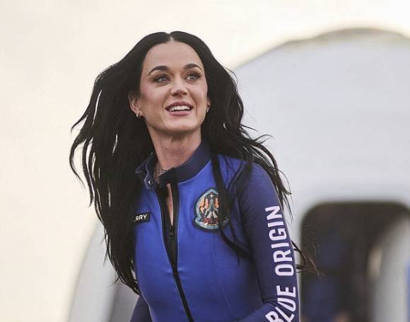 팝스타 케이티 페리 등 여성만 6명이 탑승한 우주선의 비행이 무사히 끝났다. 사진은 우주 비행을 마치고 우주선 안에서 나온 팝가수 케이티 페리. [사진=블루오리진]