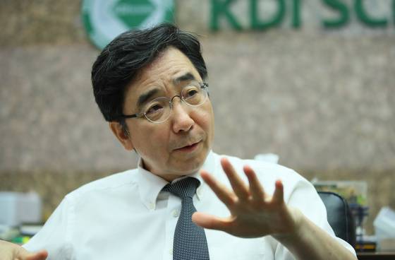 유종일 한국개발연구원(KDI) 국제정책대학원장이 2019년 언론과 인터뷰하는 모습. 연합뉴스