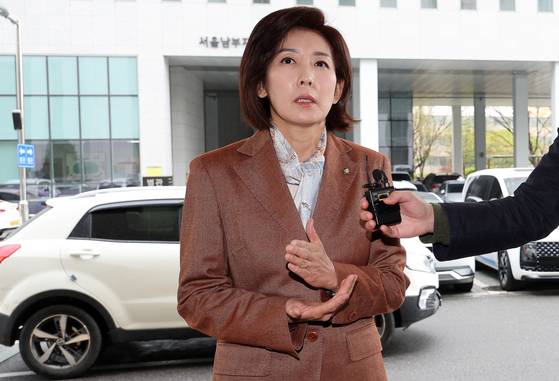 제21대 대통령선거 출마를 선언한 나경원 국민의힘 의원이 14일 오전 서울 양천구 남부지법에서 열린 패스트트랙 속행 공판에 출석하며 사법개혁 관련 공약 발표를 하고 있다. 뉴스1