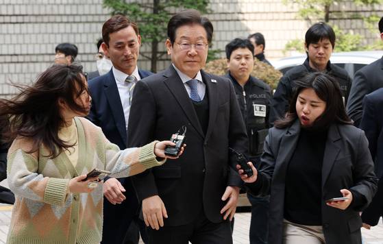 이재명 더불어민주당 전 대표가 8일 서울 서초구 중앙지법에서 열린 대장동 배임 및 성남FC 뇌물 의혹 1심 속행 공판에 출석하고 있다. 뉴스1