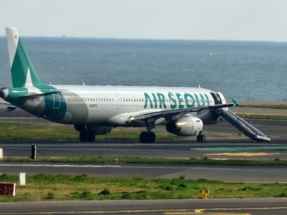 15일 오전 9시쯤 제주공항 유도로에서 제주공항 견인차가 에어서울 항공기를 견인하고 있다. 독자 제공