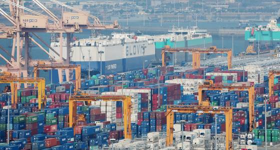 지난 10일 경기 평택시 포승읍 평택항 수출 야적장에 컨테이너들이 쌓여있다. 미국은 9일(현지시간)부터 세계 각국 대상 상호관세를 90일간 유예하고 기본관세 10%만 부과하기로 했다. 한국 상품에 대한 관세율도 25%에서 10%로 낮아졌으나, 자동차·철강 등 이미 25% 관세가 적용 중인 품목들은 예외로 기존 세율이 유지된다. 뉴스1