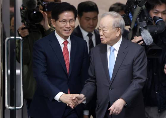 (서울=뉴스1) 김명섭 기자 = 제21대 대통령선거에 출마하는 김문수 전 고용노동부 장관이 15일 오후 서울 마포구 한국경영자총협회에서 손경식 회장과 차담회를 갖기 위해 이동하고 있다. (공동취재) 2025.4.15/뉴스1