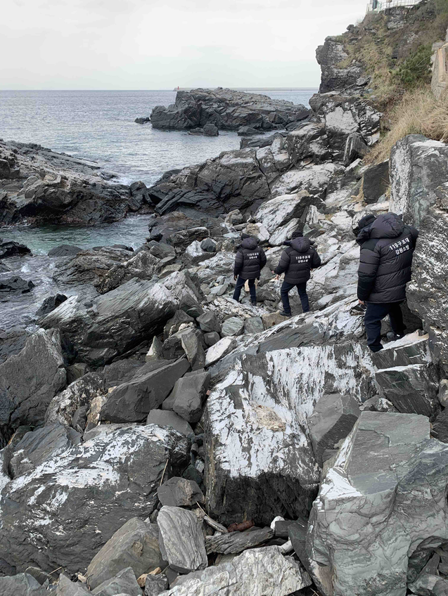 ▲ 지난 13일 오전 7시 59분쯤 삼척 오분동 선창해변에서 30대 남성이 실종됐다는 신고가 접수돼 해경과 군·소방당국이 사흘째 수색을 이어가고 있다. 강원소방본부 제공
