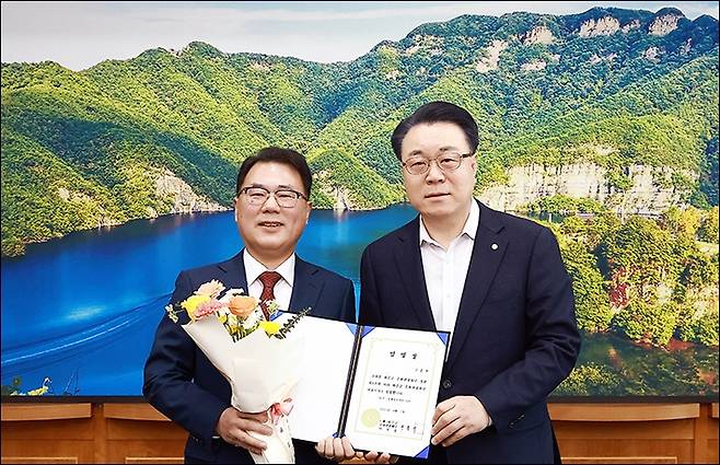 ▲ 구복규 화순군수로부터 임명장을 받는 구종천 대표(왼쪽)