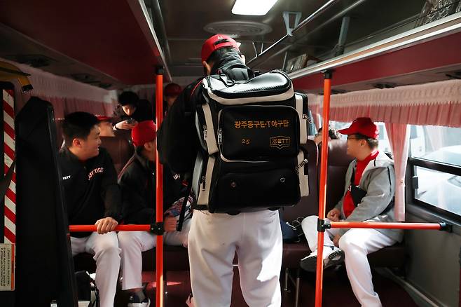 야구 시합이 있는 광산구 야구장으로 가기 위해 복지관에 모여 버스를 타고 출발 준비를 하고 있다.