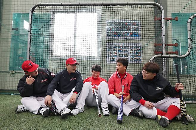 연습 순서를 기다리던 아이들이 모여 대화하고 있다. 왼쪽부터 권지유, 김민성, 최종수, 서지원, 강도훈 선수.