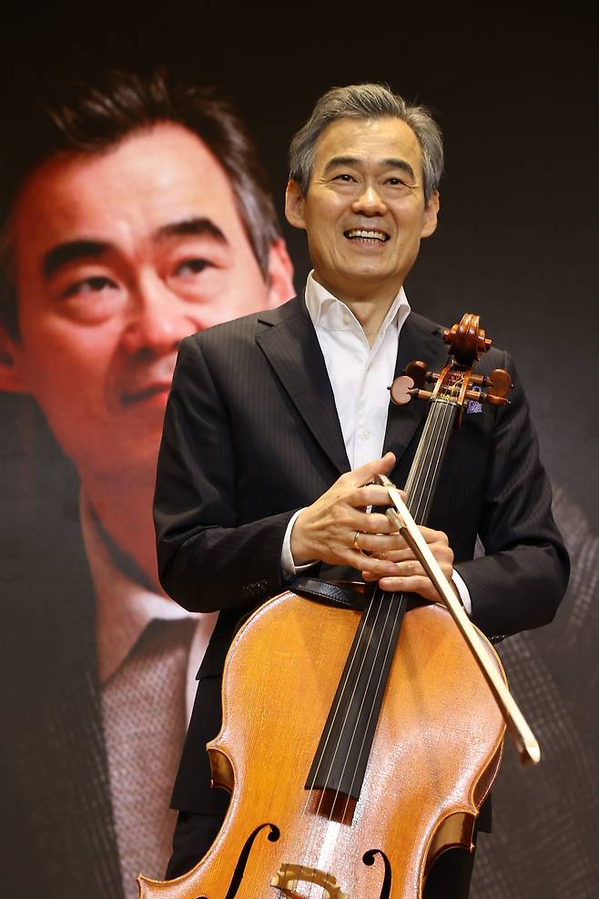 첼리스트 양성원이 15일 서울 여의도 신영체임버홀에서 열린 <에코 오브 엘레지: 엘가> 앨범 발매 및 공연 기념 기자간담회에서 미소 짓고 있다. 연합뉴스