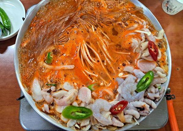 부산의 중장년층에게 많은 사랑을 받은 ‘수중전골’. 해산물 채소 당면 등을 넣고 끓여 먹는 음식이다. 고급 해산물을 넣은 요즘의 해물탕보다 소박한 재료를 사용했다.