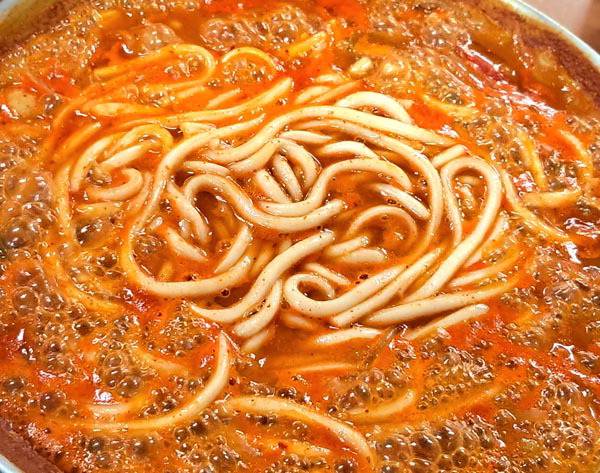 수중전골에 우동사리를 넣은 모습.