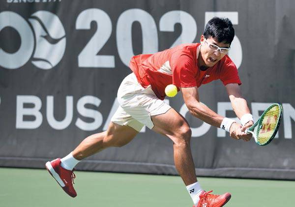 정현이 15일 부산 스포원 테니스코트에서 열린 남자프로테니스(ATP) 부산오픈 챌린저대회 단식 본선 1회전에서 에밀 루수부오리(핀란드)에게 백핸드 리턴을 하고 있다. 전민철 기자