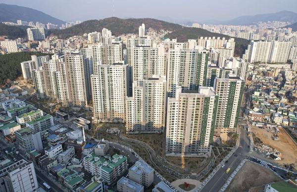 부산의 한 아파트 단지 전경. 국제신문DB