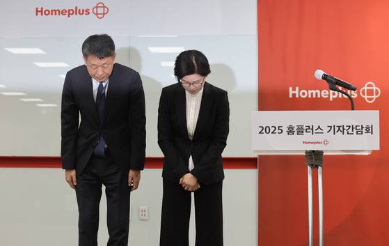 Homeplus co-CEOs Joh Ju-yeon, right, and Kim Gwang-il apologize for the supermarket chain's shortcomings at a press conference at Homeplus's headquarters in Gangseo District, western Seoul, on March 14. [YONHAP]