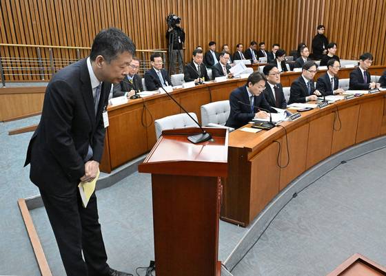 Homeplus CEO and MBK Partners Vice Chairman Kim Kwang-il finishes his responses to the National Policy Committee at a hearing on Homeplus's management and finances at the National Assembly building in western Seoul on March 18. [NEWS1]