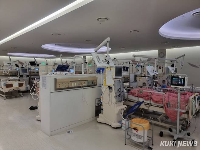 은평성모병원 인공신장실에서 환자들이 혈액 투석을 받고 있다. 신대현 기자