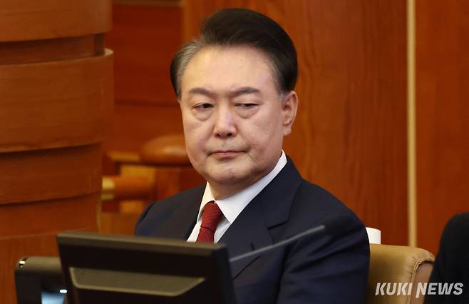 윤석열 전 대통령이 지난 2월 서울 종로구 헌법재판소에서 열린 탄핵심판 8차 변론에 출석하고 있다. 사진공동취재단