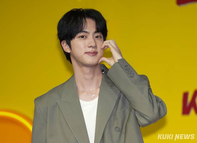 진이 15일 서울 종로구 JW메리어트동대문에서 열린 '대환장 기안장' 기자간담회에 참석해 포즈를 취하고 있다.