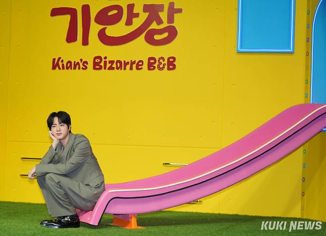 진이 15일 서울 종로구 JW메리어트동대문에서 열린 '대환장 기안장' 기자간담회에 참석해 포즈를 취하고 있다.