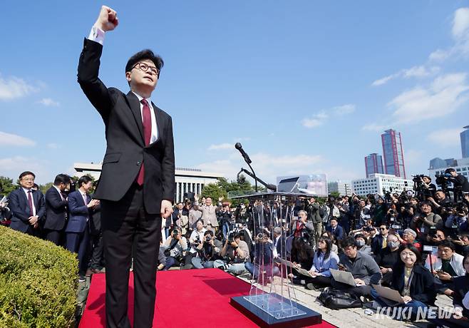 한동훈 전 국민의힘 대표가 지난 10일 서울 영등포구 국회 본청 앞 분수대에서 '제21대 대통령 선거' 출마를 선언하고 인사하며 주먹을 불끈 쥐어보이고 있다. 유희태 기자