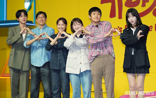 진(왼쪽부터), 정효민, 이소민, 황윤서 PD, 기안84, 지예은이 15일 서울 종로구 JW메리어트동대문에서 열린 '대환장 기안장' 기자간담회에 참석해 포즈를 취하고 있다. 유희태 기자