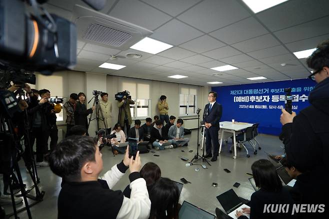 김동연 경기지사가 15일 서울 영등포구 더불어민주당 당사에서 '제21대 대통령 선거' 후보자 선출을 위한 경선 예비후보자 등록을 하고 있다.