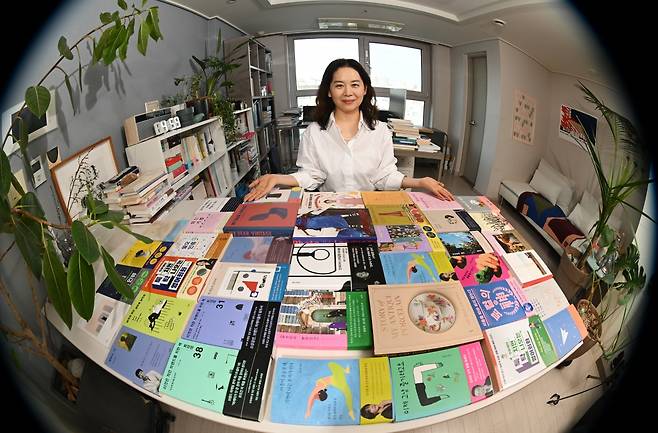 안 대표가 지난 10일 서울 강남구 사무실에서 지나온 시간의 결과물을 선보이고 있다.