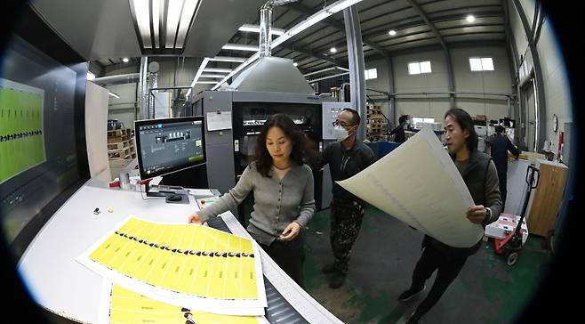 안 대표가 지난 4일 경기도 파주시에 있는 인쇄소 ‘더블비’에서 인쇄된 책의 내용과 상태를 점검하고 있다.