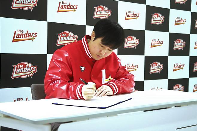 FA 계약 사인하는 SSG 랜더스 최정. SSG 제공