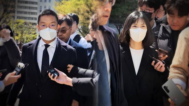 15일 ‘미공개 정보 이용 주식거래’ 의혹으로 기소된 구연경 LG복지재단 대표(오른쪽)와 남편 윤관 블루런벤처스(BRV) 대표가 첫 공판에 출석하고 있다. 민경찬PD