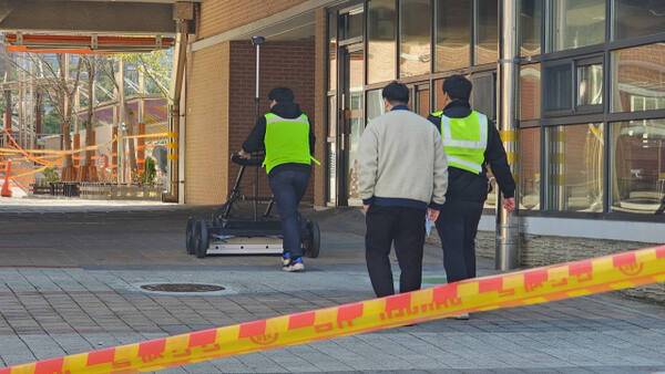 15일 오전 광명 사고 현장 인근 한 초등학교에서 관계자들이 지표 투과 레이더를 활용해 지반 검사를 진행하고 있다. 한준호기자