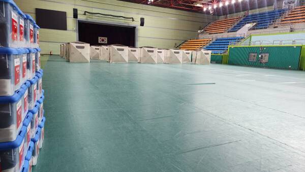 15일 오전 광명시 하안동 광명시민체육관. 지난 11일 사고 이후 주민 대피 공간으로 이용되고 있는 이곳은 주민들이 인근 숙박업소로 이동하며 텅 비어있다. 한준호기자