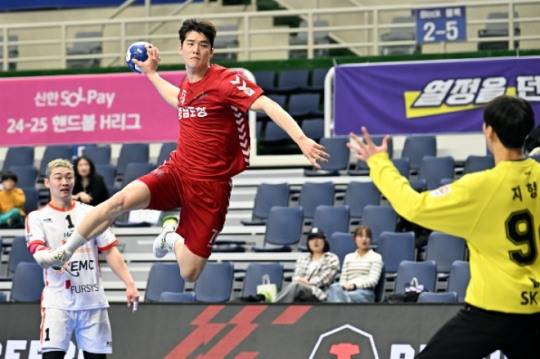 신한SOL페이 24 25 핸드볼 H리그 남자부 신한카드 5라운드 MVP로 선정된 충남도청 오황제가 점프슛을 하고 있다