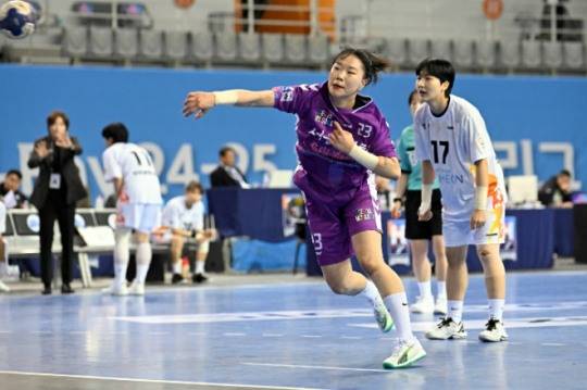 신한SOL페이 24 25 핸드볼 H리그 여자부 3라운드 캐논슈터 서울시청 우빛나가 강슛을 날리고 있다