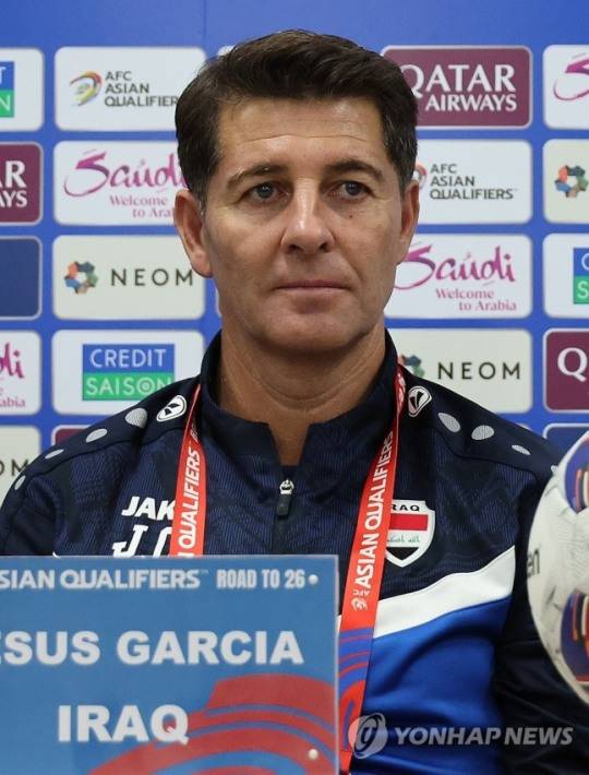 기자회견 하는 이라크 감독