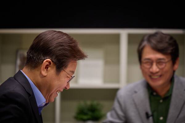 ▲이재명 더불어민주당 경선 후보가 15일 공개된 노무현재단 유튜브 알릴레오 대담에서 유시민 작가와 웃으며 대화하고 있다. 사진=이재명 캠프