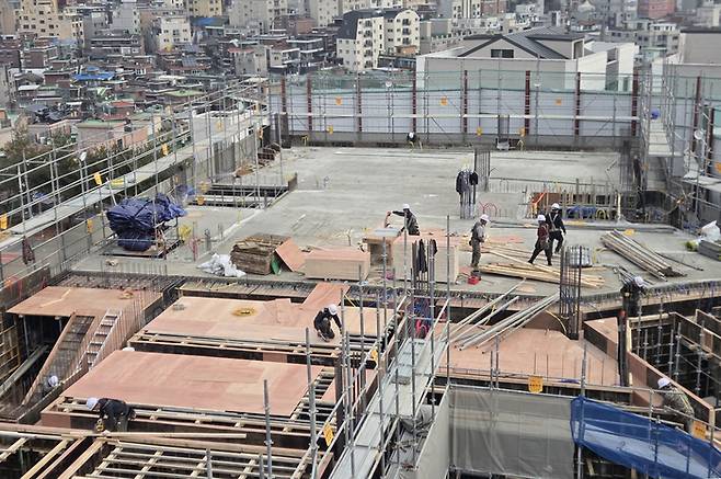 지난 2월 16일 서울의 한 건설 현장에서 작업자들이 자재를 옮기고 있다. [사진=연합뉴스]