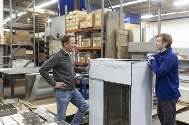 가족 금속 가공 사업을 하는 톰 웰시(왼쪽)와 그의 아들 존. 사진=월스트리트저널(WSJ)