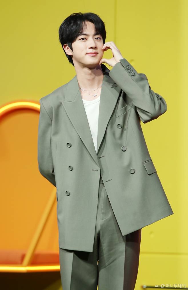 그룹 방탄소년단(BTS) 진이 15일 오전 서울 종로구 JW매리어트 동대문에서 열린 넷플릭스 시리즈 새 예능 '대환장 기안장' 기자간담회에 참석해 포즈를 취하고 있다. /2025.04.15 /사진=김휘선 hwijpg@