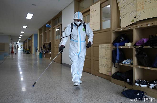 [대구=뉴시스] 이무열 기자 = 27일 오후 대구 달성군 강림 초등학교에서 대구학교안전공제회 관계자들이 코로나19 재확산 방지를 위해 방역작업을 하고 있다. 2024.08.27. lmy@newsis.com /사진=이무열