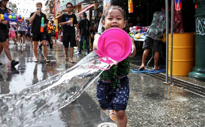 태국이 '송크란' 명절을 맞아 후끈후끈 열기를 더하고 있다. 사진은 지난 13일(현지시각) 태국 방콕에서 새해를 맞이하는 송크란 명절을 맞아 한 아이가 물놀이를 하고 있는 모습. /사진=로이터