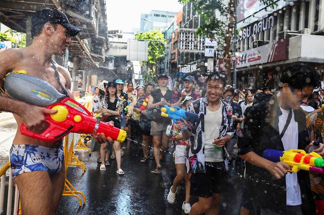 태국이 '송크란' 명절을 맞아 후끈후끈 열기를 더하고 있다. 사진은 지난 13일(현지시각) 태국 방콕에서 새해를 맞이하는 송크란 명절을 맞아 시민들과 관광객들이 물총놀이를 하고 있는 모습. /사진=로이터