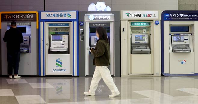 3월 신규 취급액 기준 코픽스는 지난 2월(연 2.97%)보다 0.13%포인트 낮은 2.84%로 집계됐다. 사진은 시중은행 ATM기./사진-뉴시스