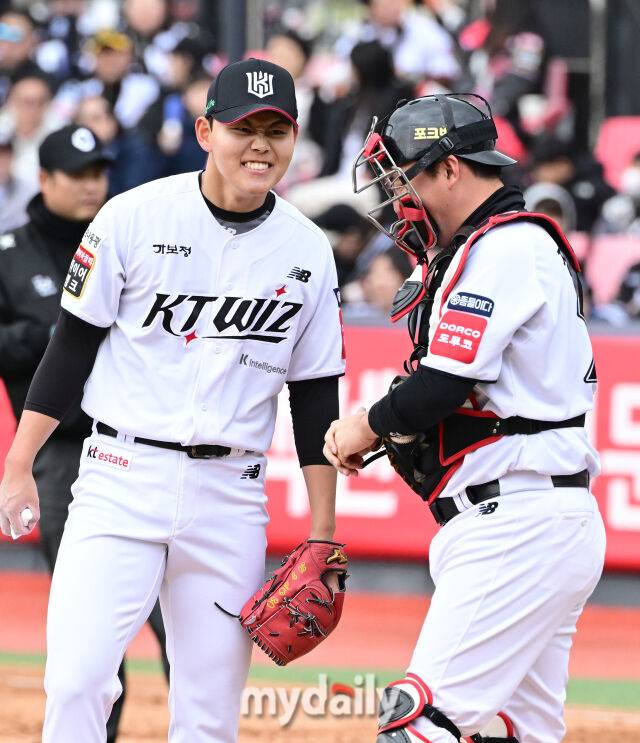 2025년 4월 13일 오후 경기도 수원KT위즈파크 진행된 '2025 신한 SOL뱅크 KBO 리그' 삼성 라이온즈와 KT 위즈의 경기. KT 선발투수 소형준이 장성우 포수와 이야기를 나누고 있다./마이데일리