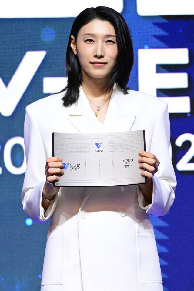 정규리그 MVP를 수상한 김연경./KOVO