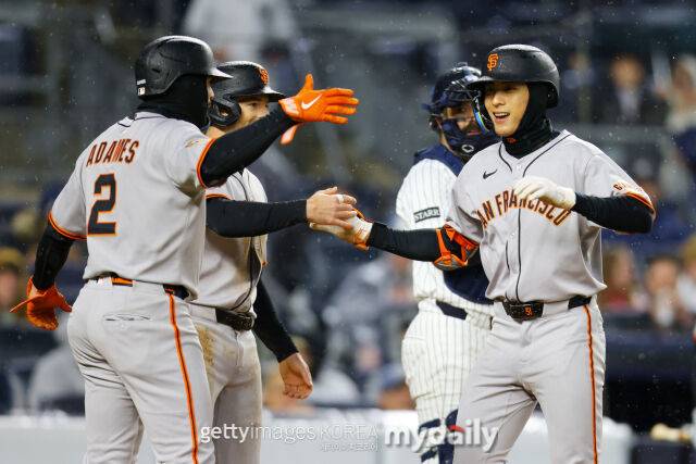 샌프란시스코 자이언츠 이정후가 홈런을 치고 들어온 뒤 동료들과 기쁨을 나누고 있다./게티이미지코리아