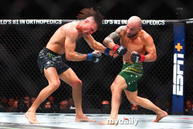 묵직한 펀치를 적중하는 볼카노프스키(오른쪽). /게티이미지코리아