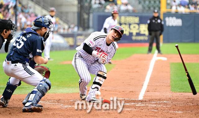 LG 박동원이 두산 김유성의 투구에 맞고 고통스러워하고 있다 / 잠실 = 유진형 기자 zolong@mydaily.co.kr