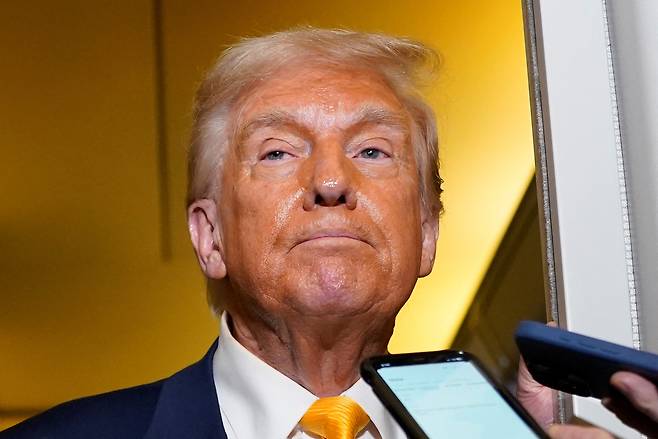 도널드 트럼프 미국 대통령이 13일(현지시간) 플로리다주 웨스트 팜 비치로 향하는 에어 포스 원에서 취재진들의 질문에 답하고 있다. [로이터]