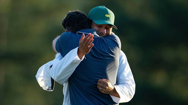 마스터스 우승 직후 뜨겁게 포옹하고 있는 로리 매킬로이와 캐디 해리 다이아몬드. [사진=masters.org]