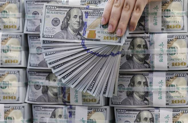 하나은행 위·변조 대응센터에서 미국 달러화를 정리하는 모습. [연합]